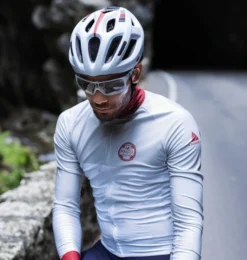 Abus Aduro 2.1 Racefietshelm - Zwart 16 Abus Aduro 2.1 Racefietshelm - Zwart -Sportuitrusting aduro 2.1 polar white stadshelm sfeerfoto