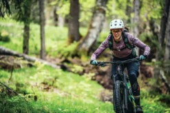 Abus MoDrop MTB Helm - Zwart -Sportuitrusting modrop mtb sfeerfoto fietsende vrouw 1