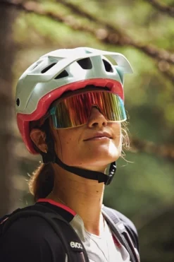 Abus MoDrop MTB Helm - Zwart -Sportuitrusting modrop mtb sfeerfoto met bril 1