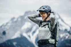 Abus MoDrop MTB Helm - Donkerblauw -Sportuitrusting modrop mtb sfeerfoto vrowu 1